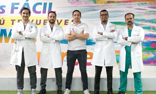 Equipo multidisciplinario de Biokinesic realizando sesión de valoración integral con tecnología biomecánica