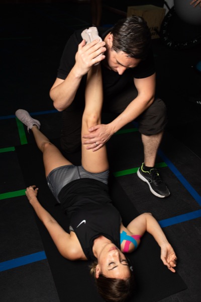 Adulto mayor en programa Senior Vitality con evaluaciones de equilibrio y monitoreo familiar