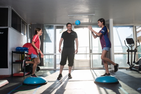 Dashboard de programa personalizado mostrando métricas semanales y progreso en app Biokinesic