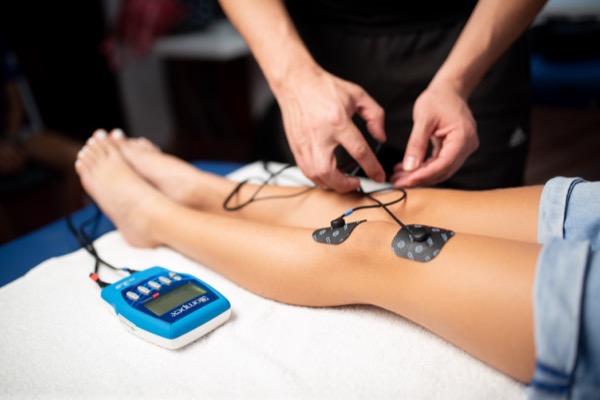 Especialista realizando valoración clínica integral con análisis postural y pruebas biomecánicas