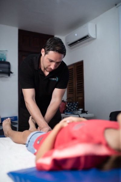 Equipo clínico realizando valoración médica integral con tecnología biomecánica avanzada